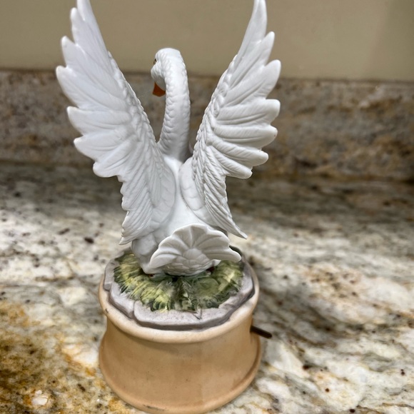 RARE - SHAFFORD
PORCELAIN BISQUE MUSIC
BOX: SWAN / GONE WITH THE WIND - VINTAGE - Picture 5 of 8